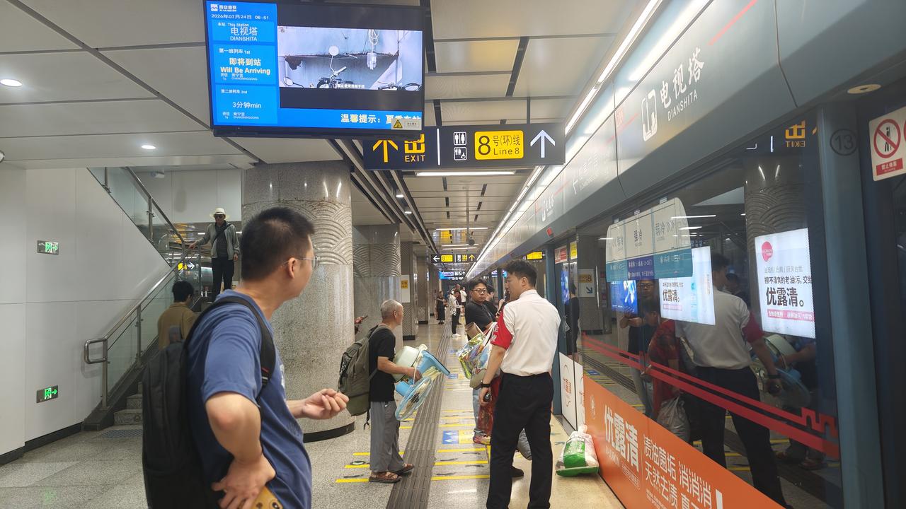 刚刚碰到的一幕:电视塔乘坐西安地铁（电视塔——常宁宫方向）执勤人员帮着一对老人提