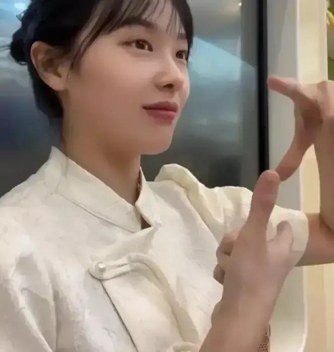 黄老师唱挖呀挖侵权了？原唱是苏苏，她在2021年酒唱了，背景音乐用的是周杰伦的《