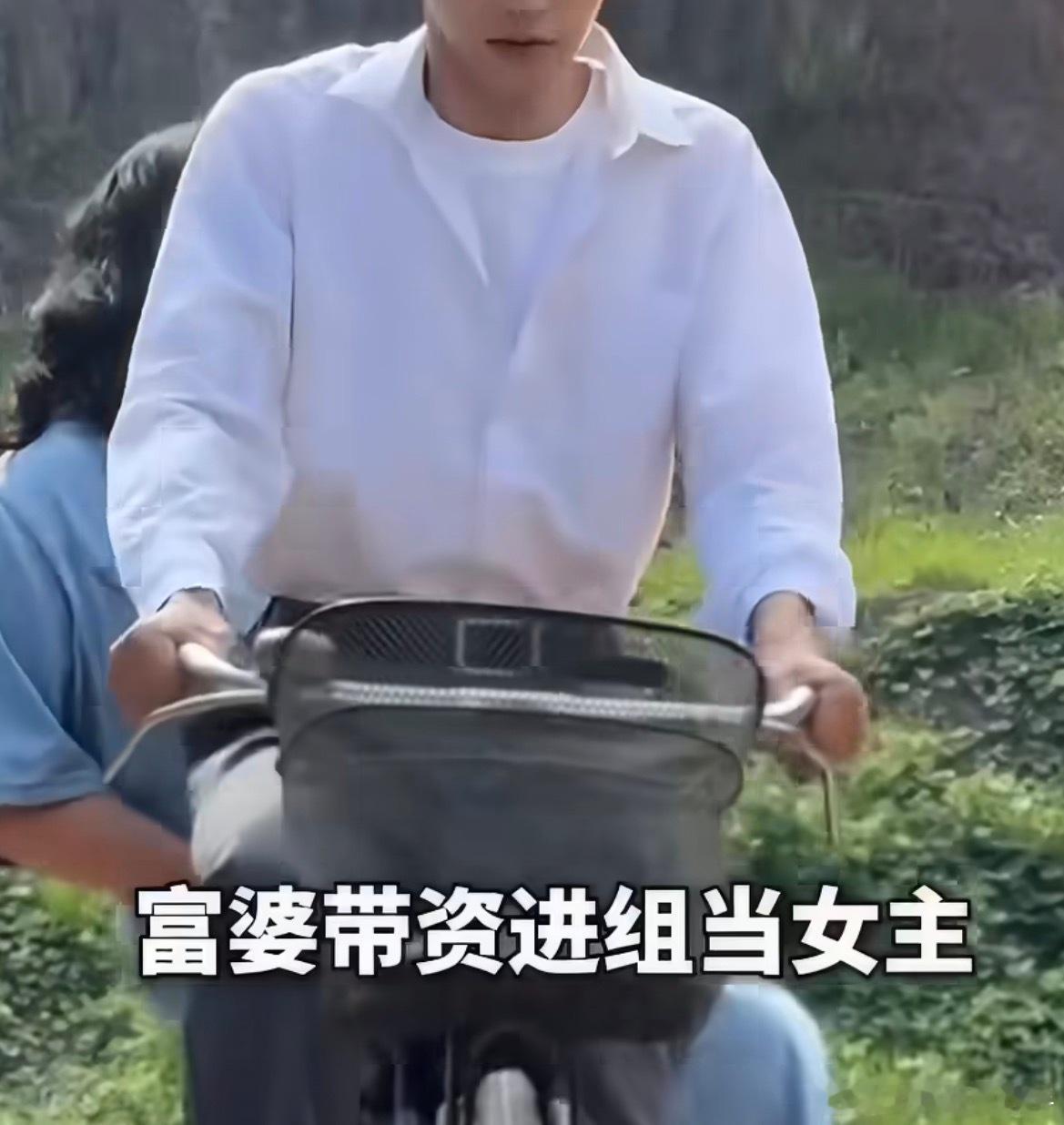 富婆带资进组给自己硬加60多场吻戏刚入行不敢得罪，怎么现在又爆出来了？是工资没到