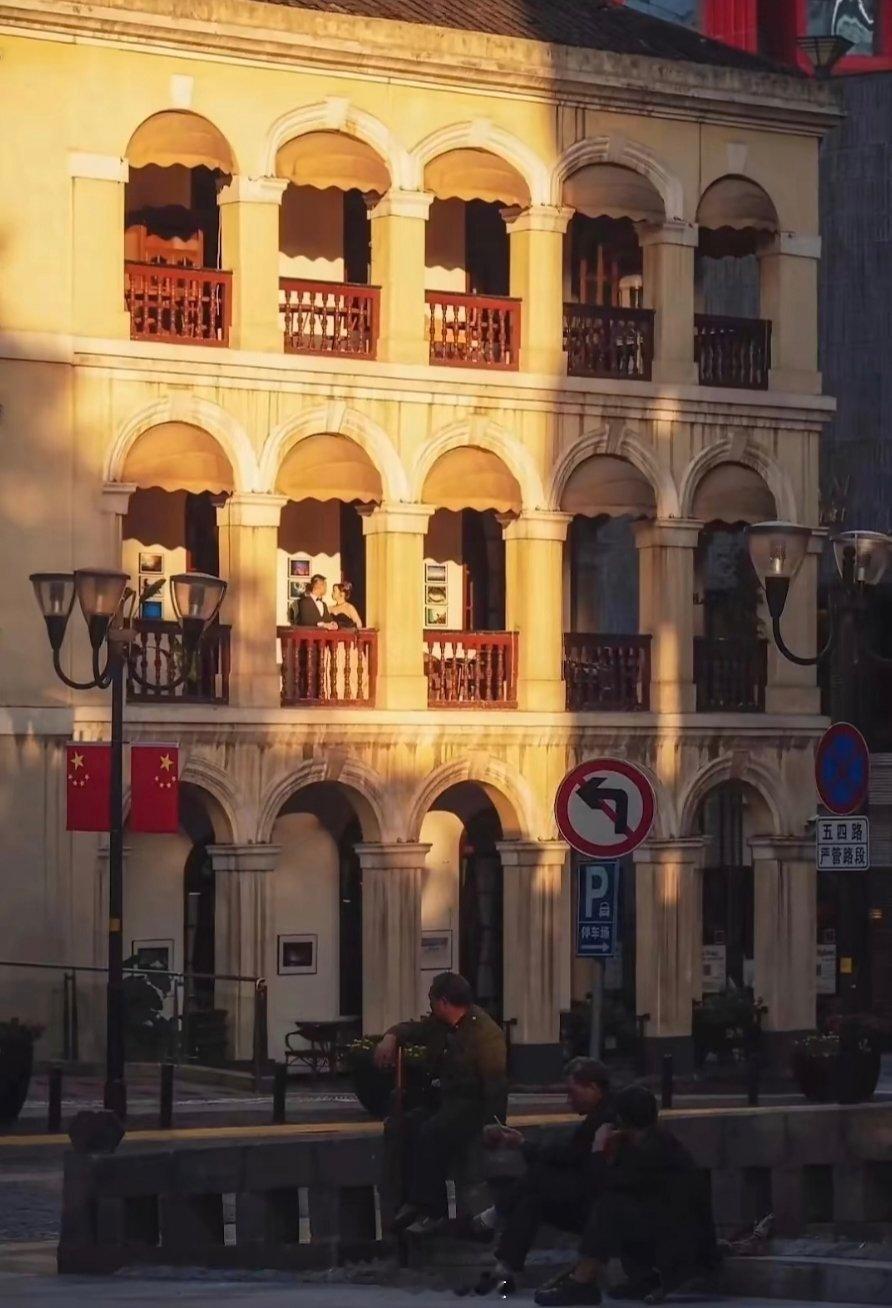 学就屠龙空束手，剑锋腾踏绕霜花。 