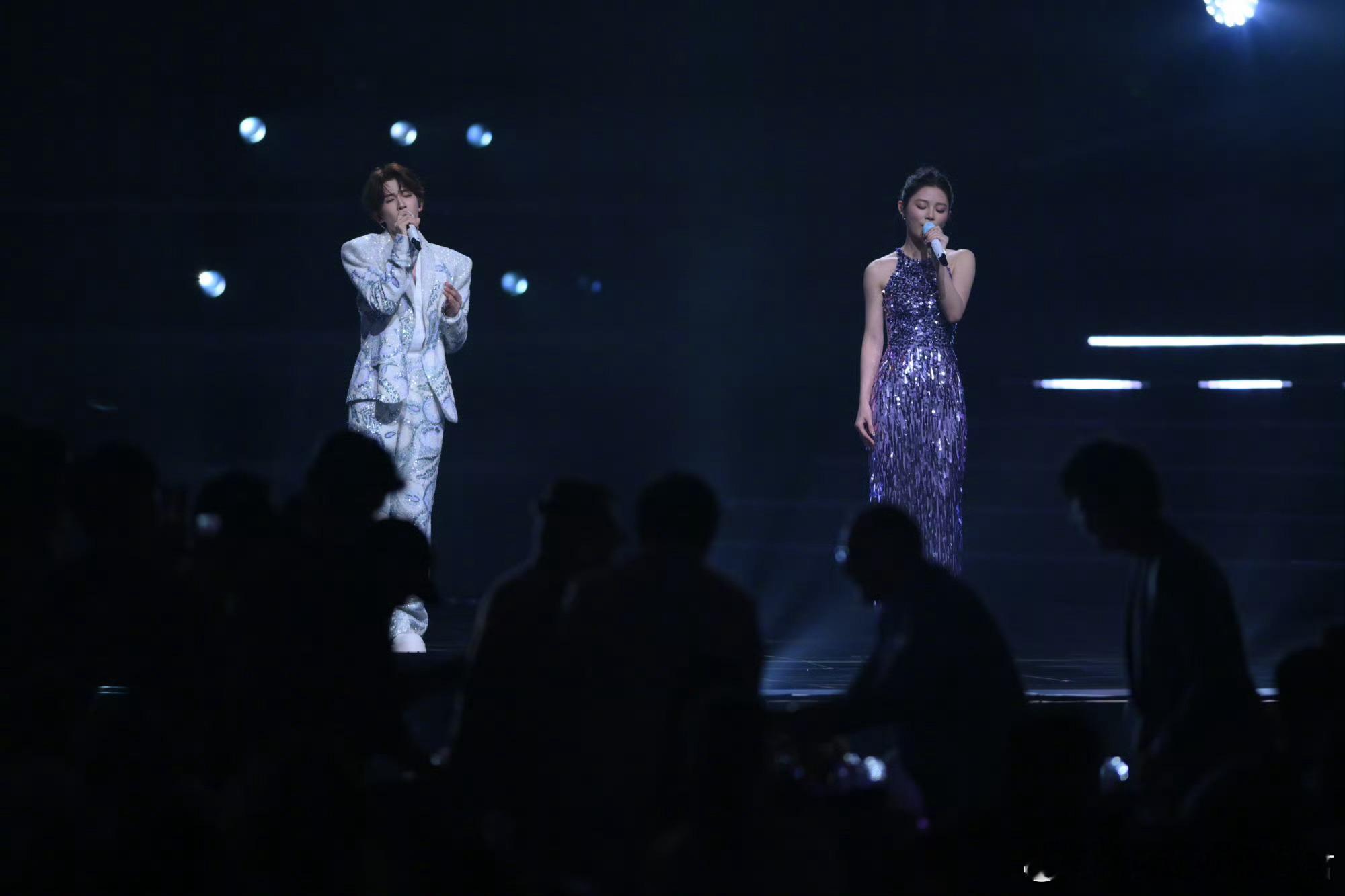 姚晓棠刘宇合唱追光 姚晓棠唱功稳，高音很漂亮，两人音色也很搭 ​​​