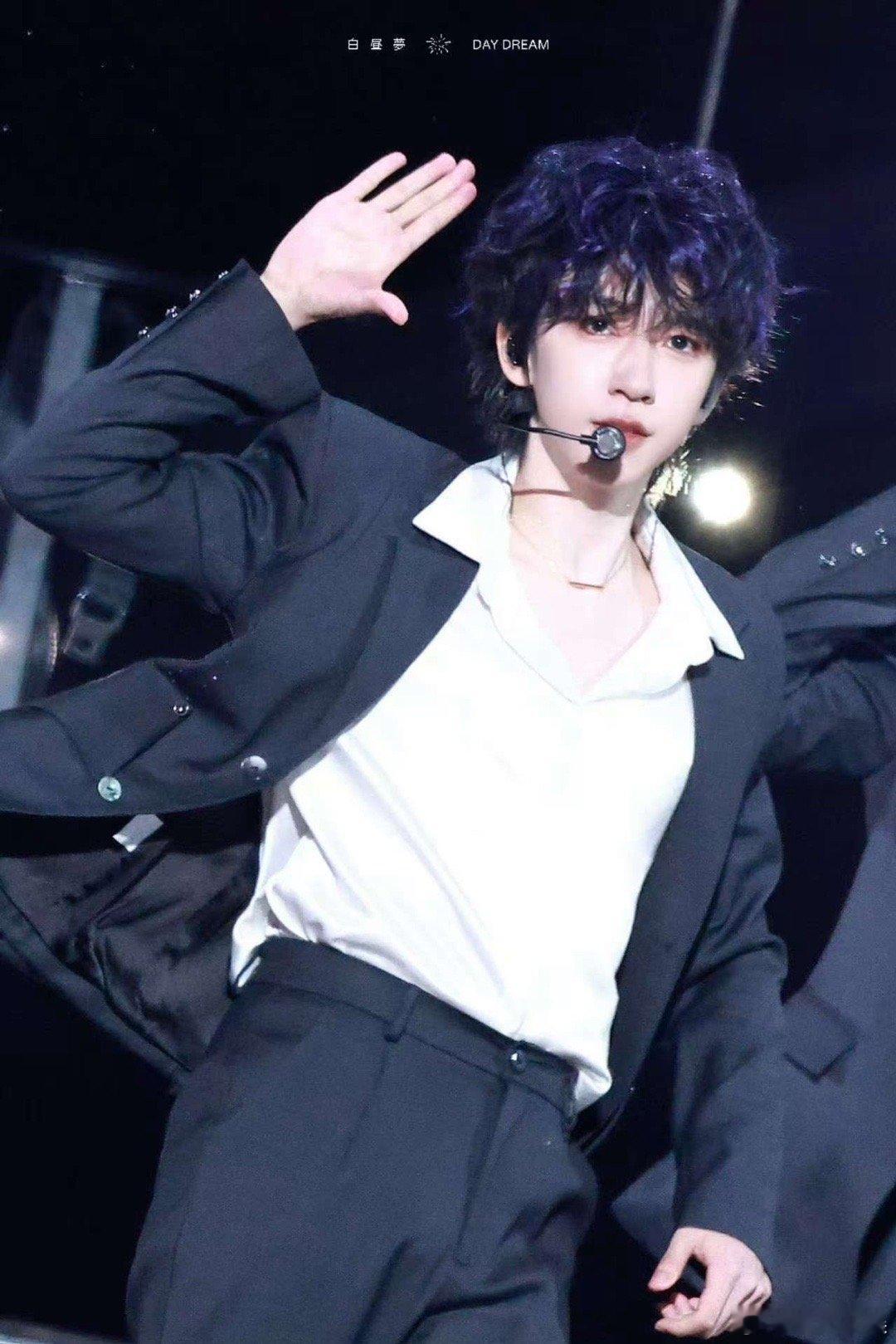 贺峻霖蓝色卷发，迷晕，