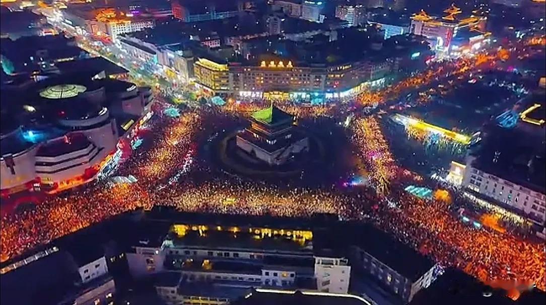 西安钟楼跨年夜太震撼了，新年味道非常浓，不过，钟楼周围光芒四射，钟楼却黯淡无光，