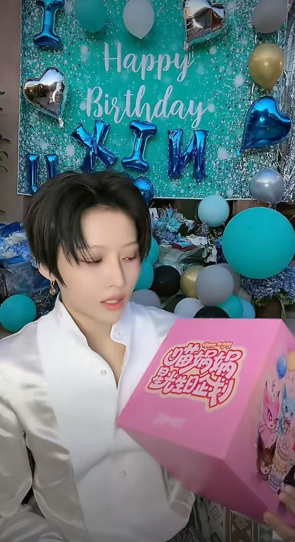 刘雨昕 第一次看到这么可爱的王濛 刘雨昕生日直播的策划很丰富，有游戏、有cos、