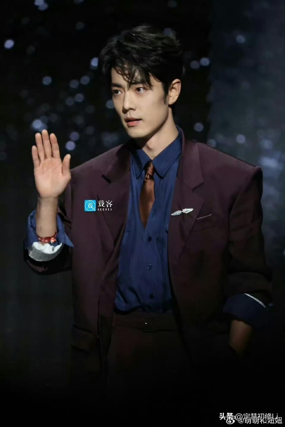 媒体出神图，肖战就是镜头的神，精修和现场没有区别，现场更灵动更有魅力