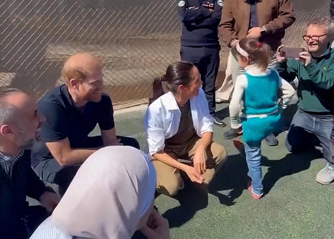 梅根可真是出息了，约旦访问的第一天就当众为难了一个7岁左右的小女孩。
在难民营参