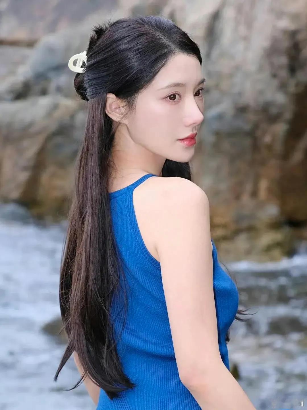 宝蓝色连衣裙：都市女性的新时尚宠儿#绝美倩影大放送# #分享美少女倩影# #女神