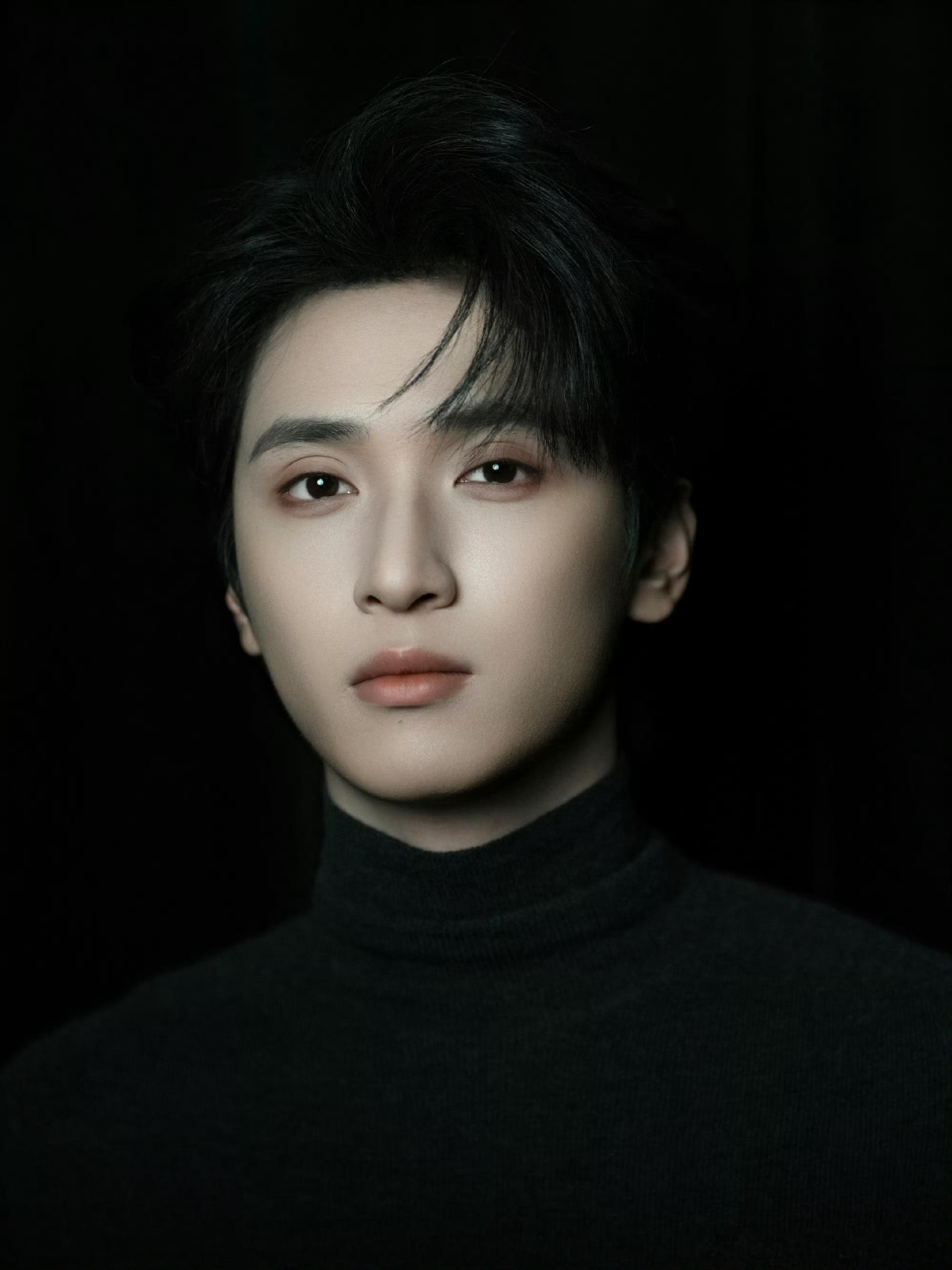 严浩翔权威七宫格照 严浩翔黑衣七宫格唯有二字：权威！ 