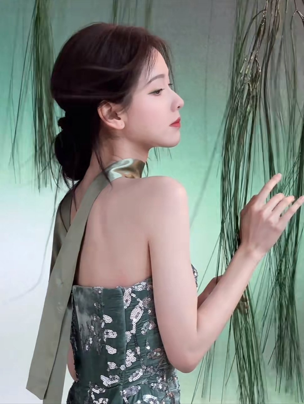 陈都灵你美的不能再美了好像一只绿色的精灵，超级灵动清新，就保持这个感觉……[哇]