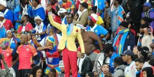 当初转了几个小时的小彩旗直呼内行...非洲杯惊现“硬核助威”！全场沸腾他偏偏不动