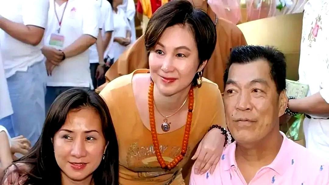 同爹唔同命，“大傻”成奎安俩儿子，一个当老板一个进去了。

2009年“大傻”因