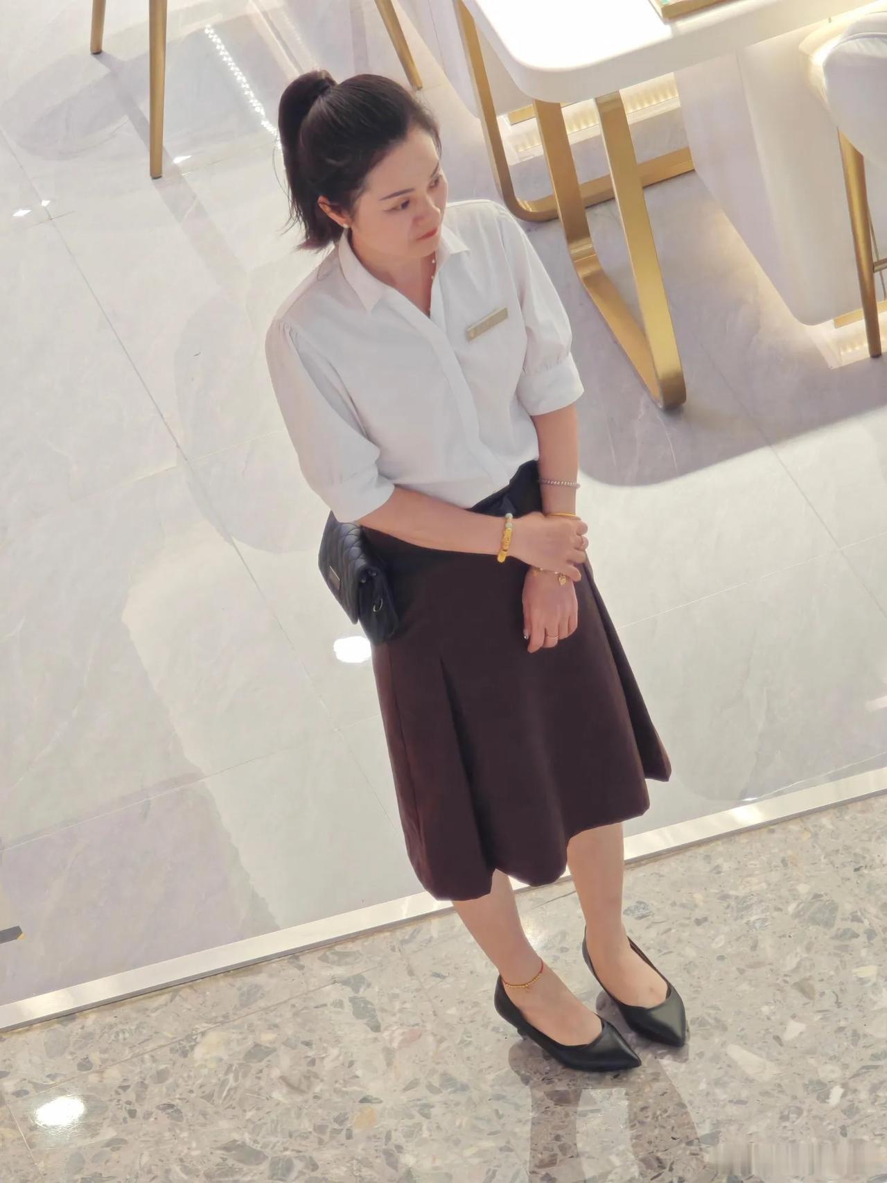优雅职场穿搭指南：白衬衫+棕色半身裙，尽显女性魅力！你喜欢哪一种气质的美人? 职