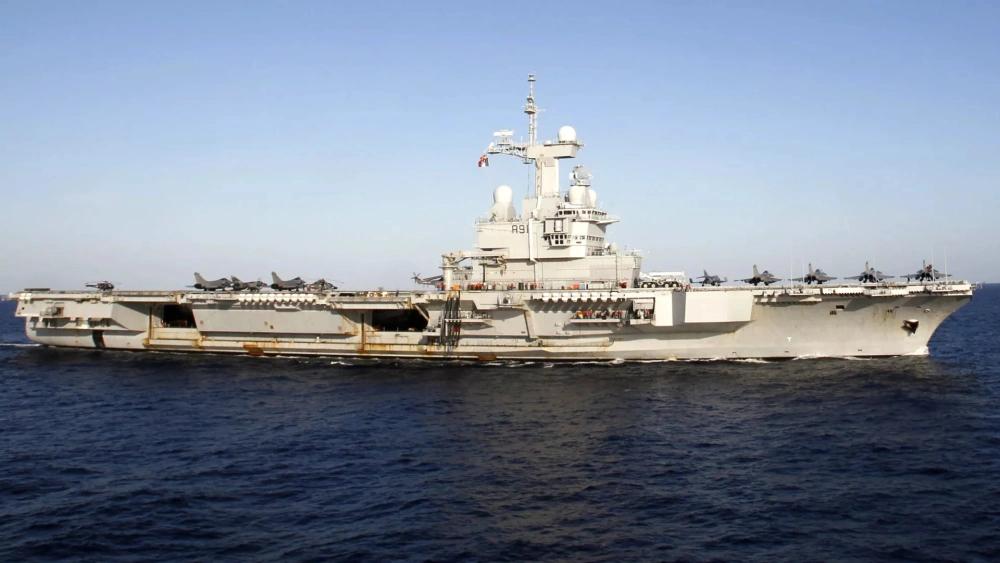 法国加强地中海军力部署，两栖攻击舰“通纳尔”号携航母“戴高乐”号同场亮相

  