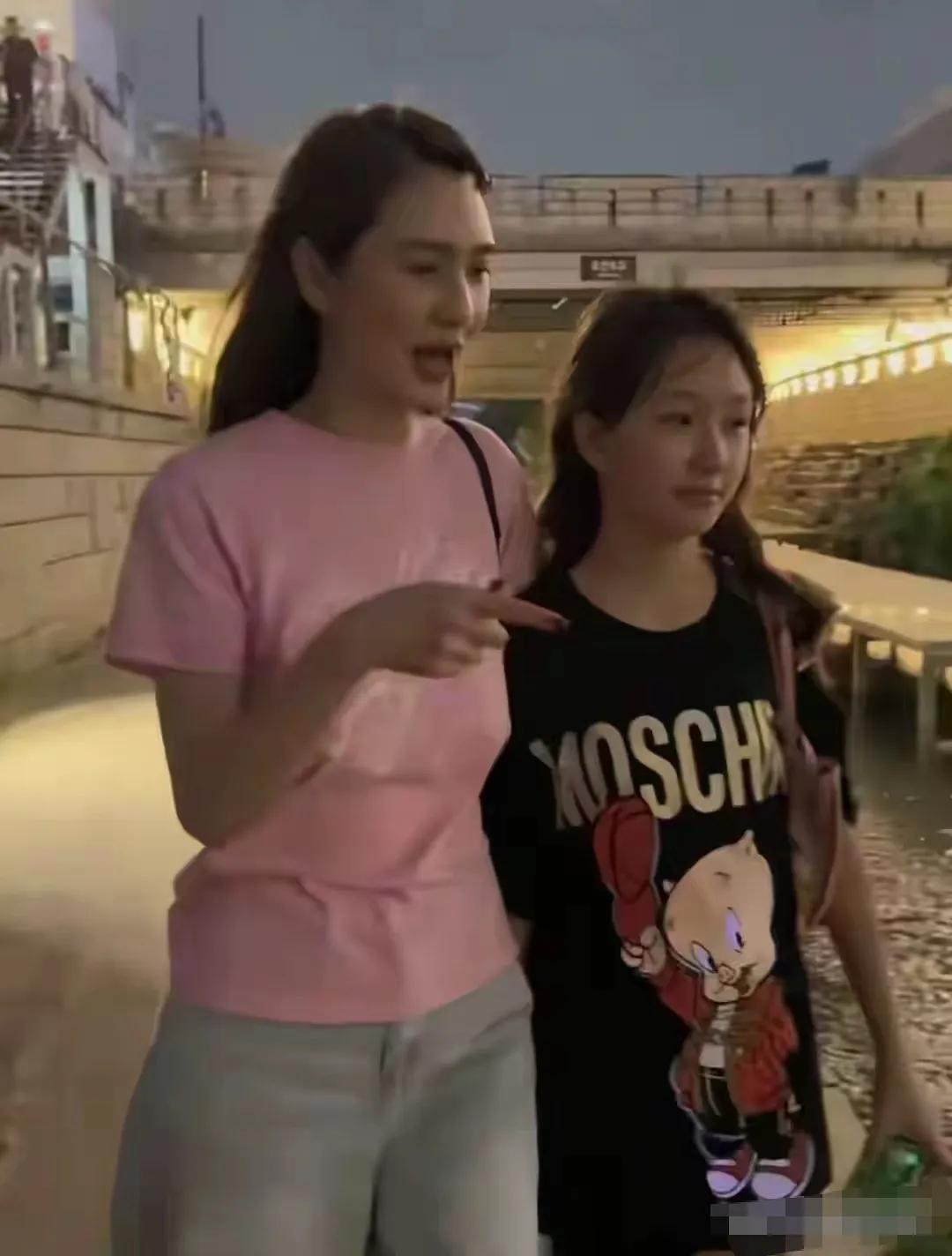 洪欣是个幸福的母亲，儿子暖男女儿乖巧。其实她挺适合姐弟恋的，发现她特别的有母性，
