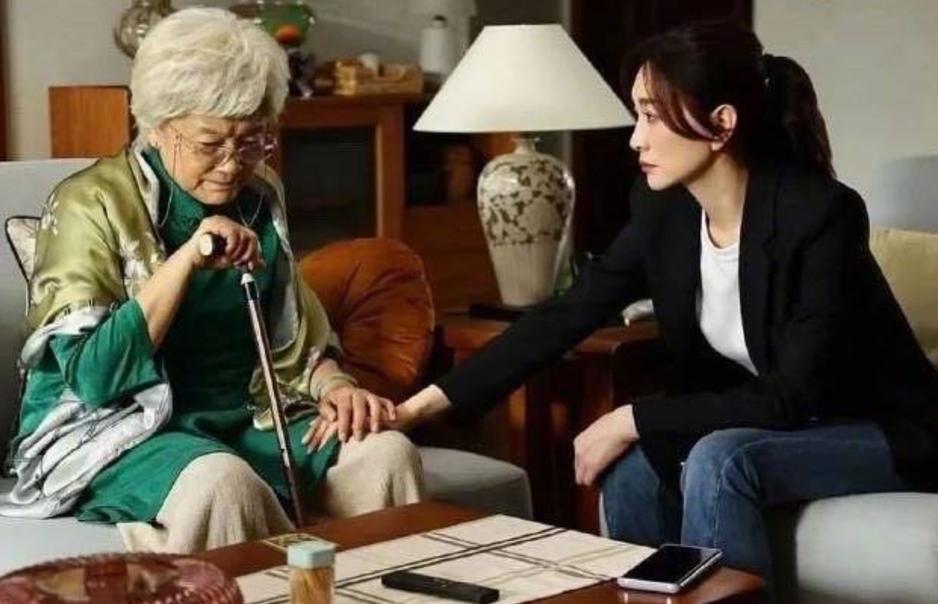 以前都是“养儿防老”，但现在，很多农村里，越来越多开始流行“养女防老”，围绕在老