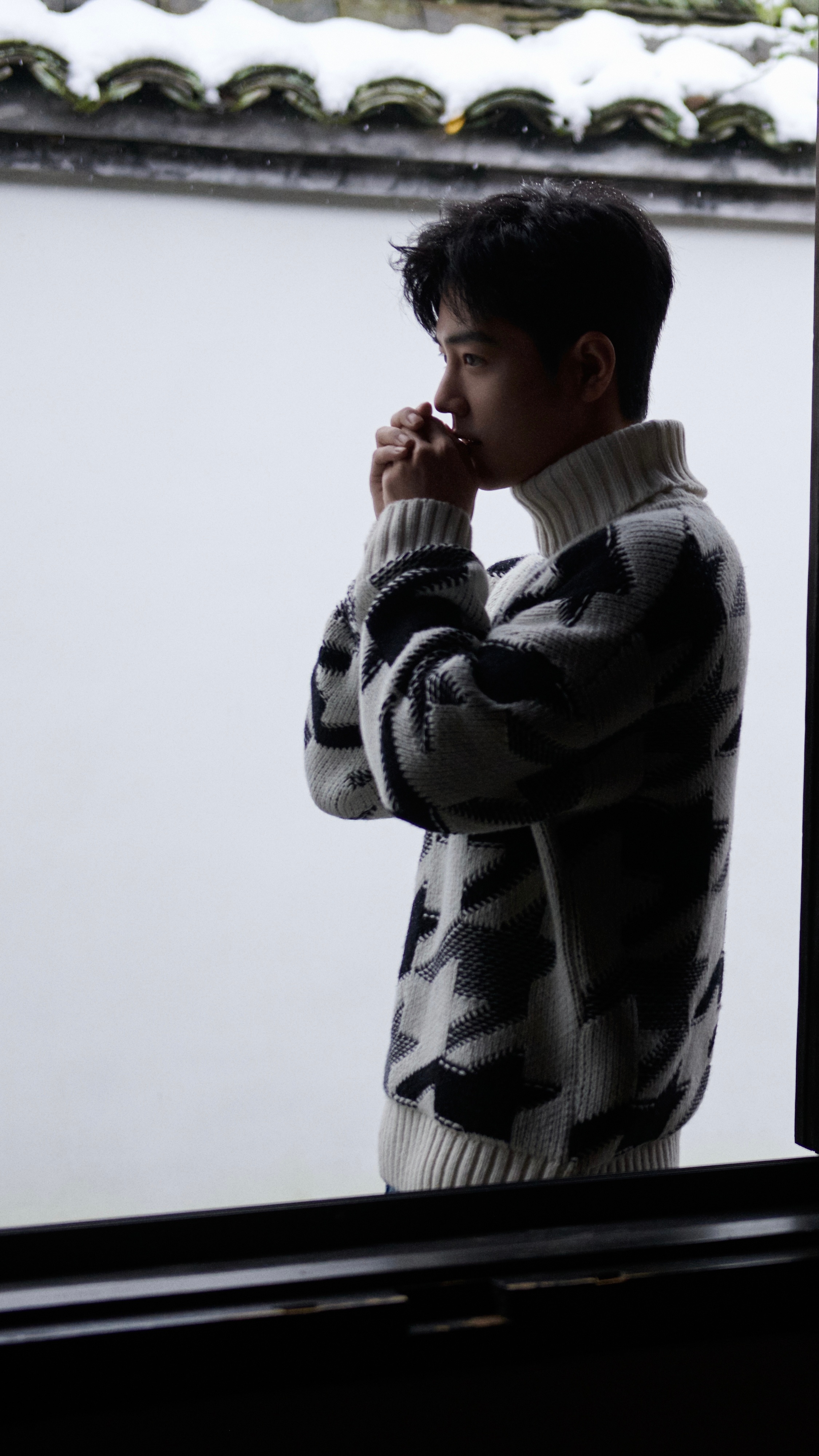 肖战尚界预定数量◎肖战不对称西装  我们总在追赶时间，却忘了时间也会在某些瞬间停