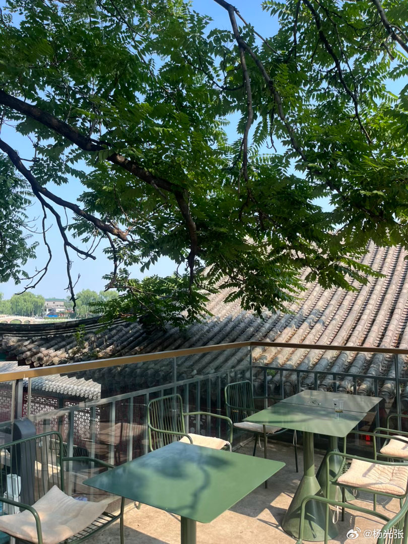 热热热怎么能这么热，空调给的出门自信，分分钟被热哭🥵，找到一个后海的独特机位，