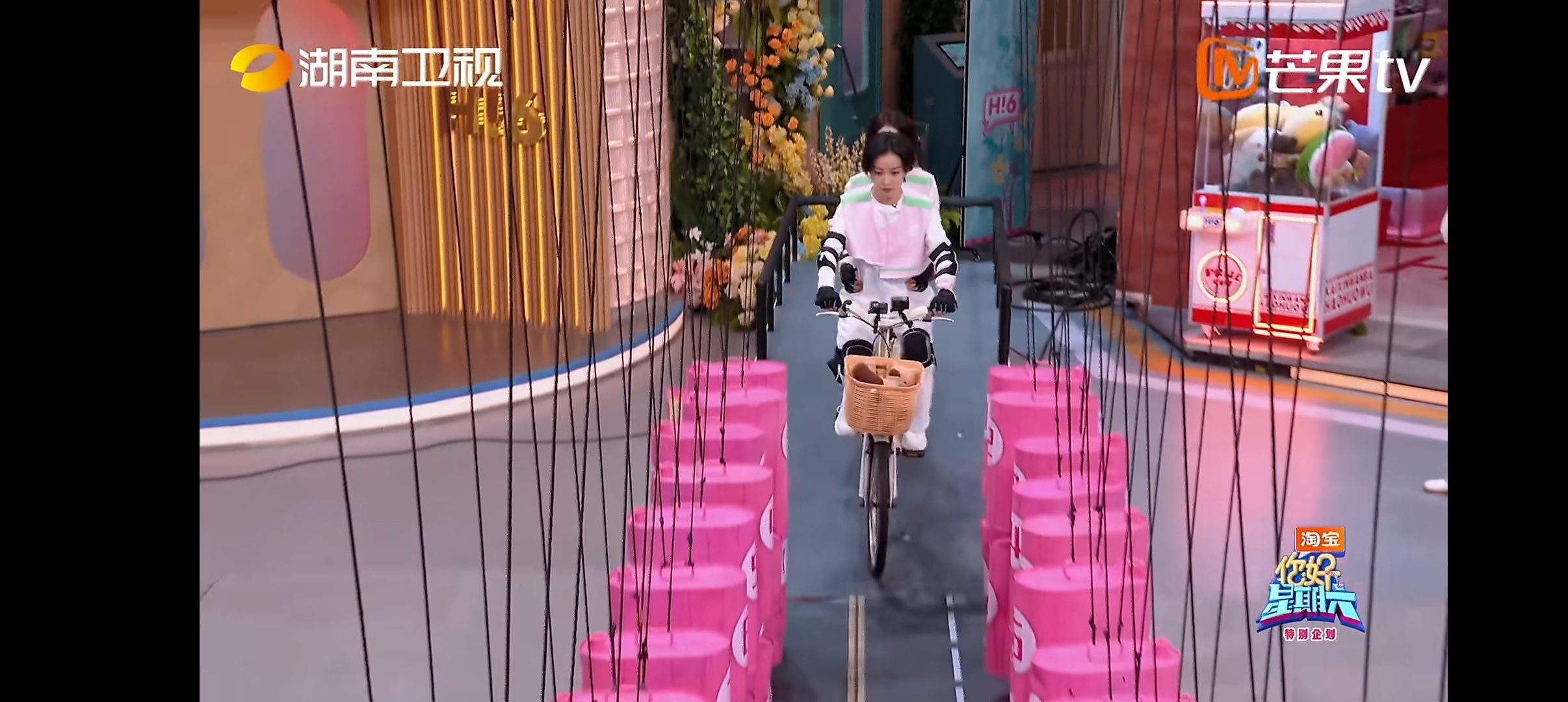 倪妮稳稳的很让人安心 倪妮这段太帅了吧，载着刘雅瑟骑单车过桶阵，全程淡定自信，稳