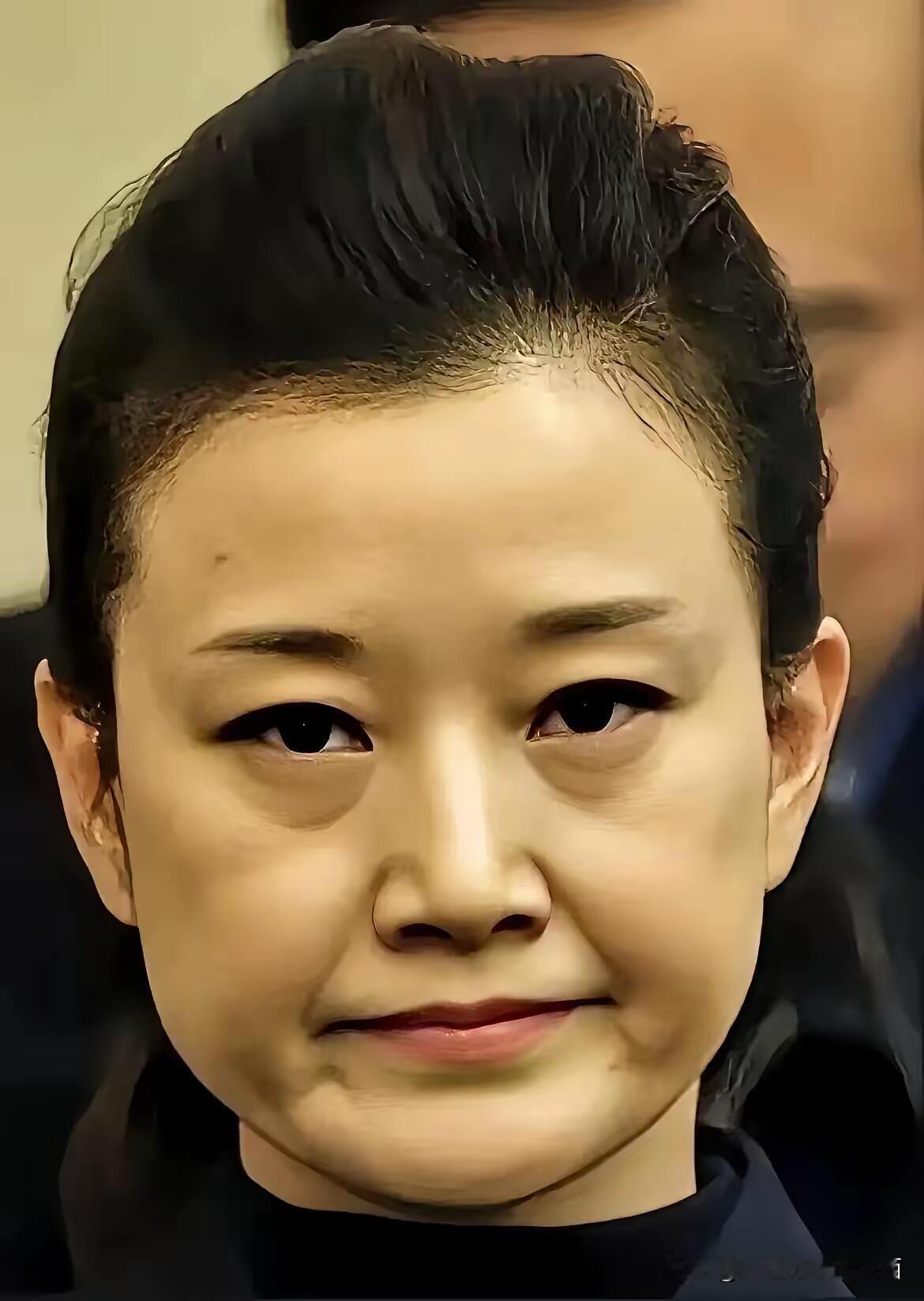 女神也老了，眼袋深，法令纹明显，嘴皮变薄，这是五六十岁女人正常的特征，显老，明星