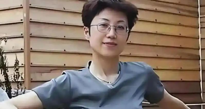 她持美国绿卡带着丈夫和5岁儿子回国探亲，返程在北京首都机场准备离境时，被国家安全
