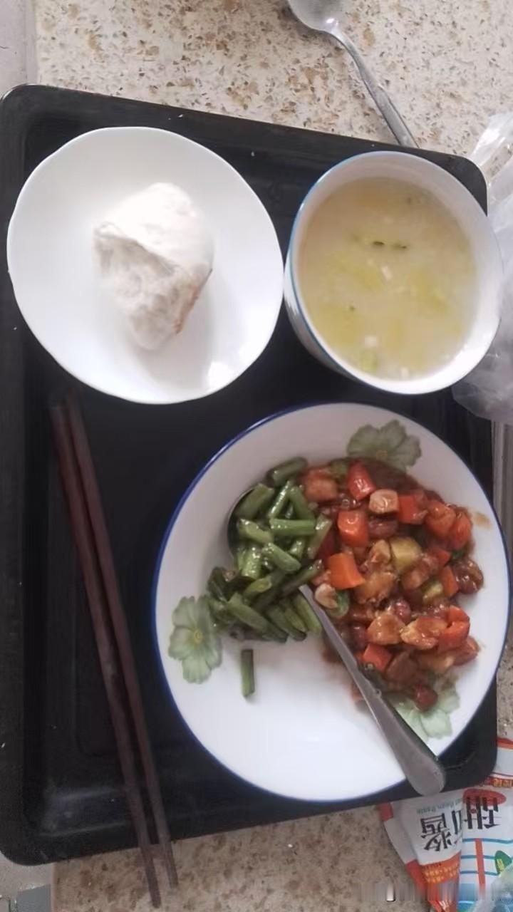 我家有一周了，也不知道我爸爸现在咋样。
昨天和我妈妈视频，说我爸爸吃饭还行，我妈