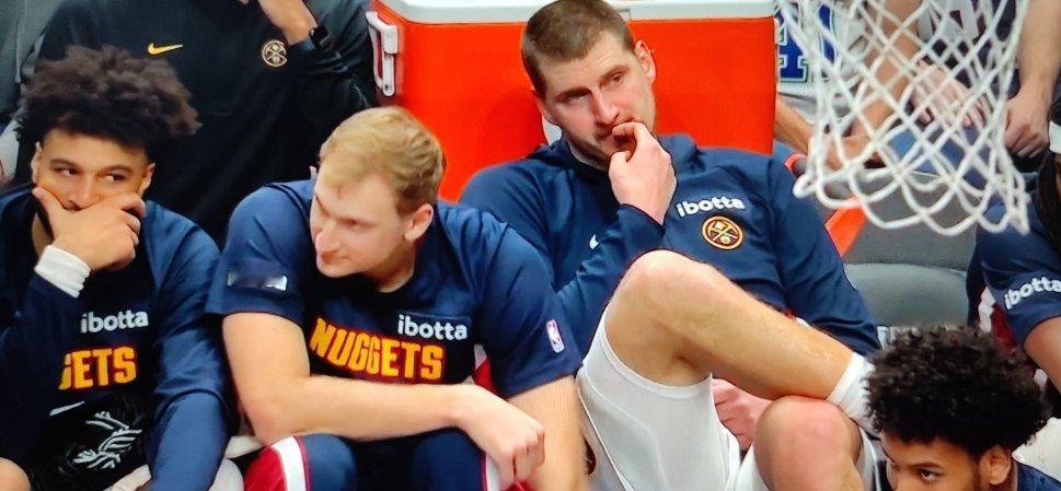 NBA常规赛，掘金队客场130:131不敌独行侠队，第四节他们追平了比分，最后几