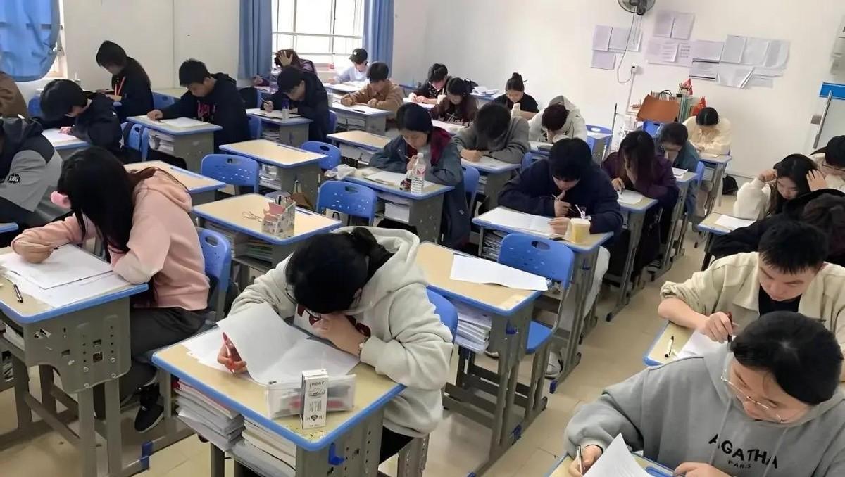 总有人跟我说，孩子小学成绩不好没关系，初中会“开窍”的。
我听了就想笑。
开窍？