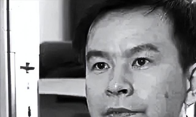 1992年，浙大高材生李红涛被警察逮捕，然而让所有人不敢相信的是，他竟然趁着警察