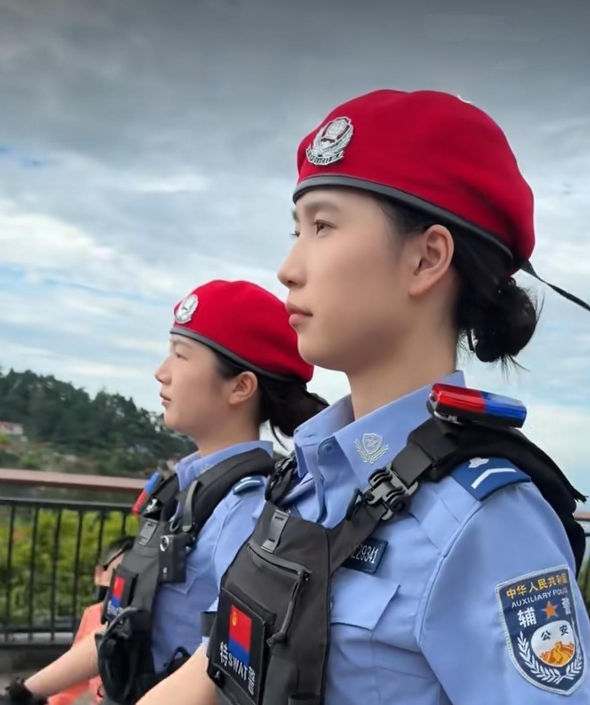 红色贝雷帽女辅警上线，更显英姿飒爽！

红色贝雷帽在中国警务体系中通常专属‌女子