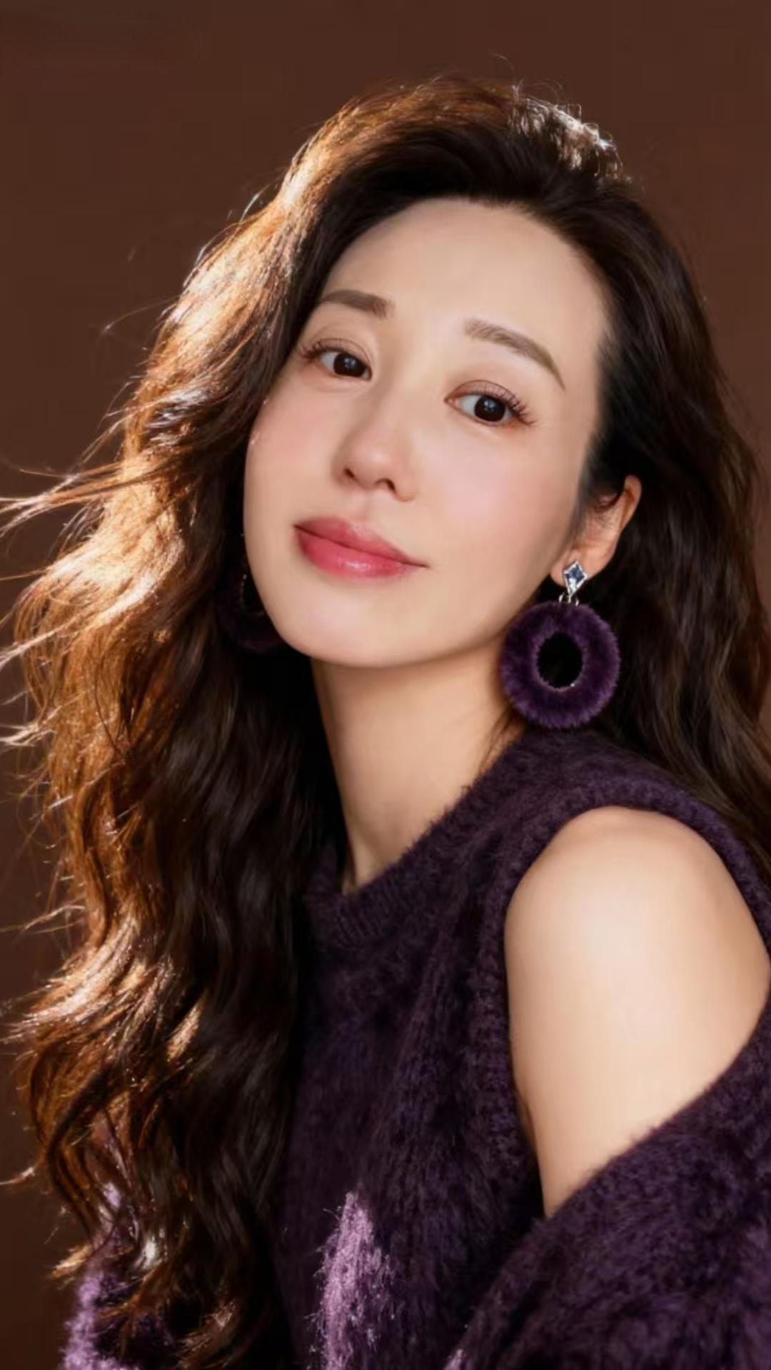 43岁单身离异11年，我活成了别人口中“不值钱”的女人？
可我偏要活成自己的光：