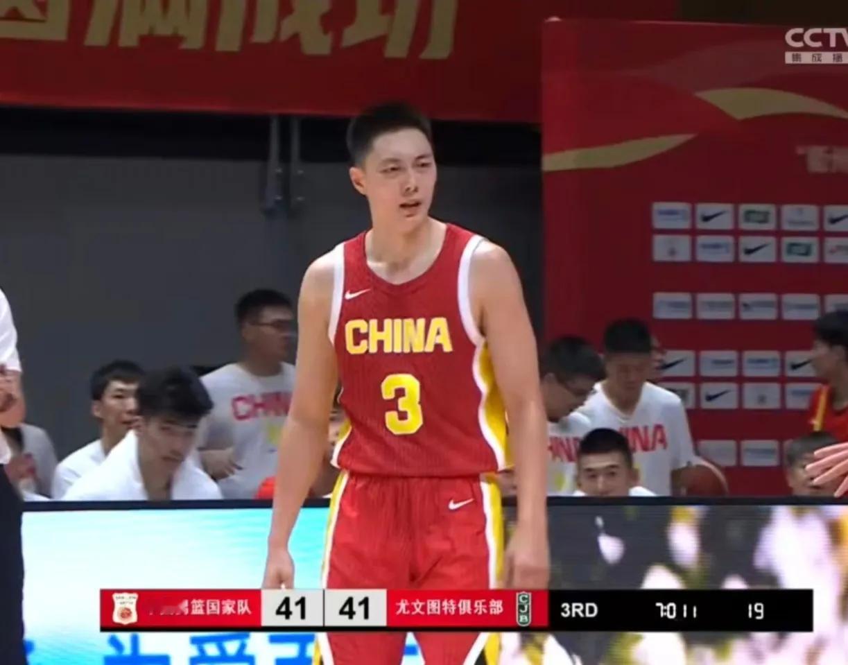 说实话，徐杰真不适合打国际比赛，相比于胡明轩年薪600万，徐杰薪资70万，一点儿