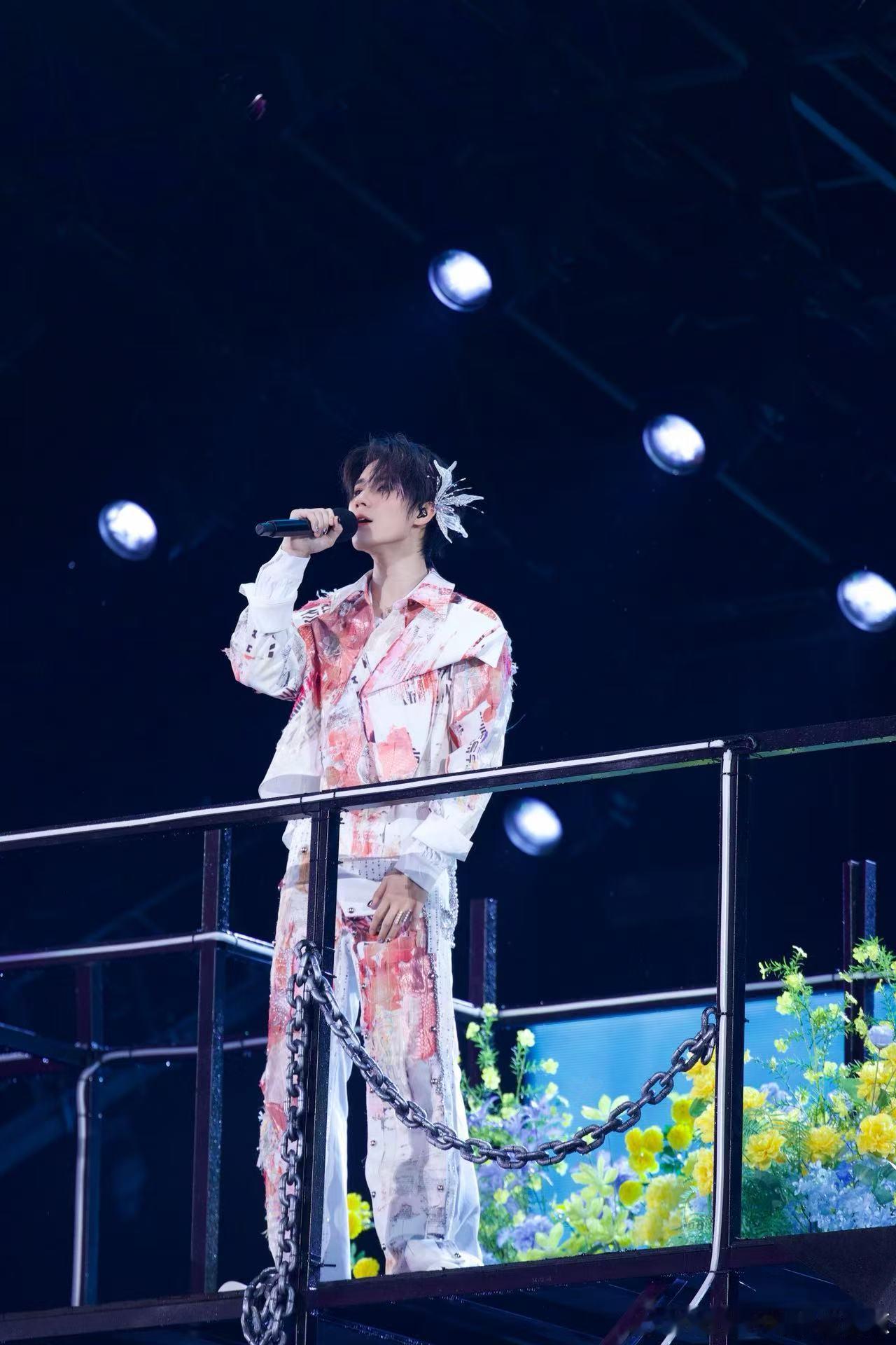 张真源第四天演唱会后的状态 真的特别让人心疼，谁也没想到他前期身体一直不舒服，连