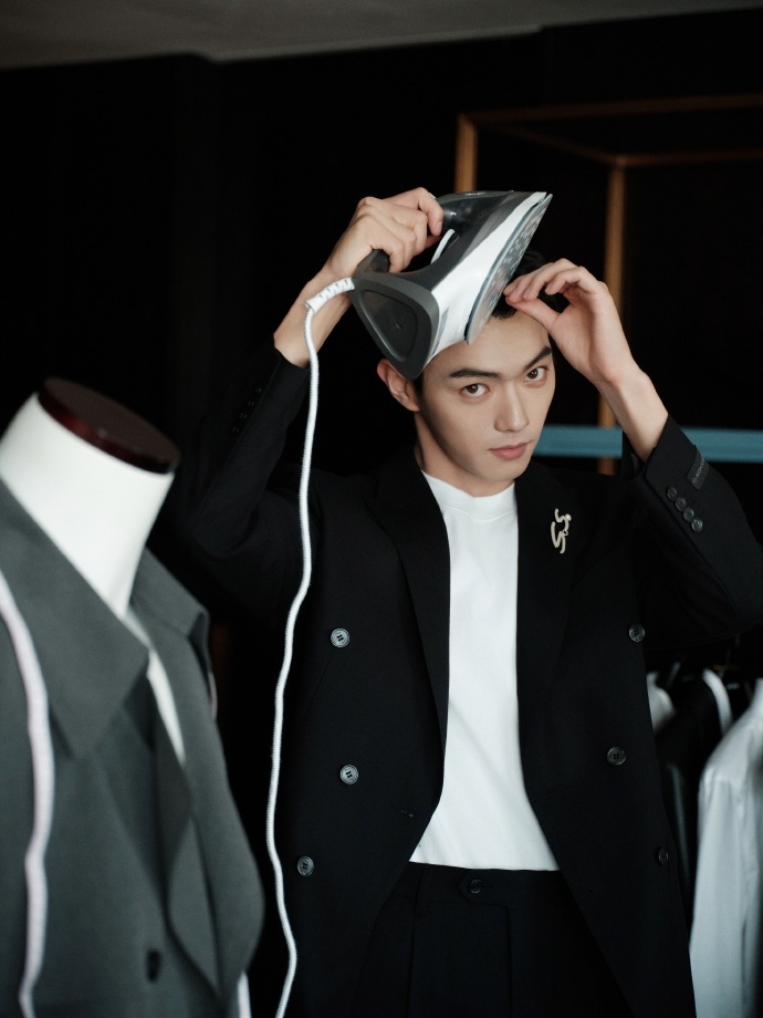#许凯线下状态##许凯寸头西装slay感# 许凯线下状态也太绝了吧，寸头搭配西装