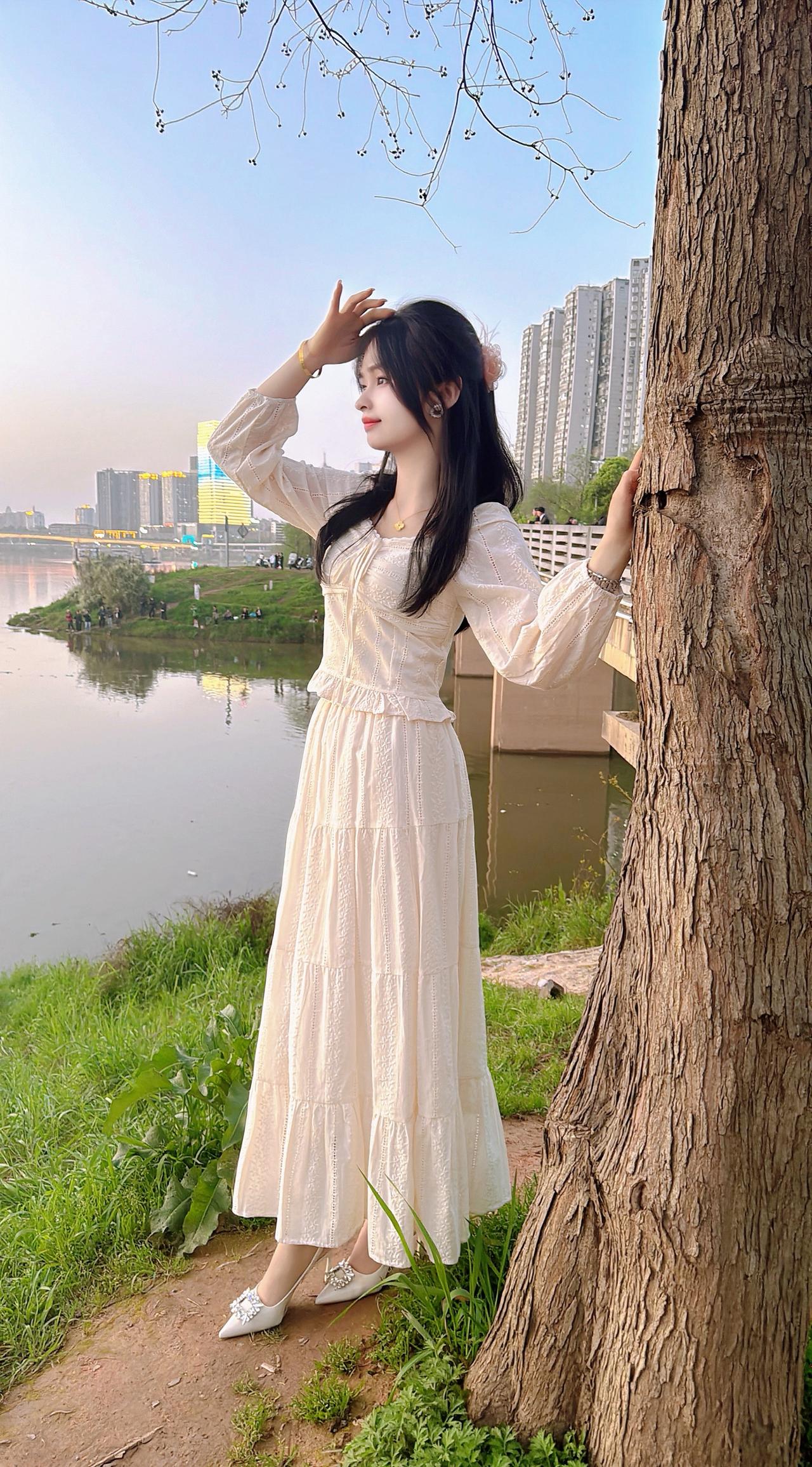 “总以为时间很慢，可又一年五一了，
你说，什么是来日方长.”五一气质仙女裙甜美穿