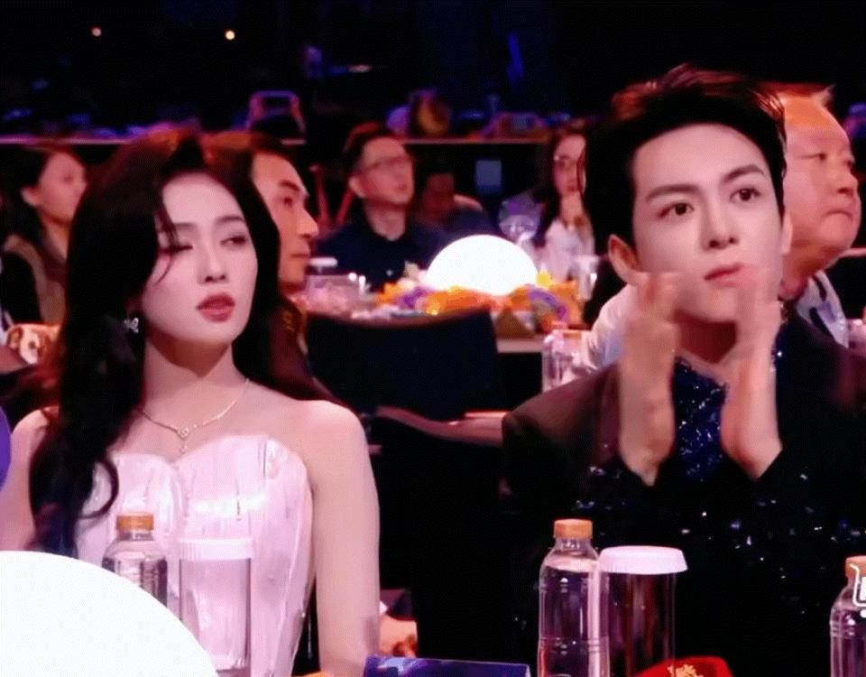 杨幂 白鹿 尖叫之夜内场双C来看看俩人内场状态。。 