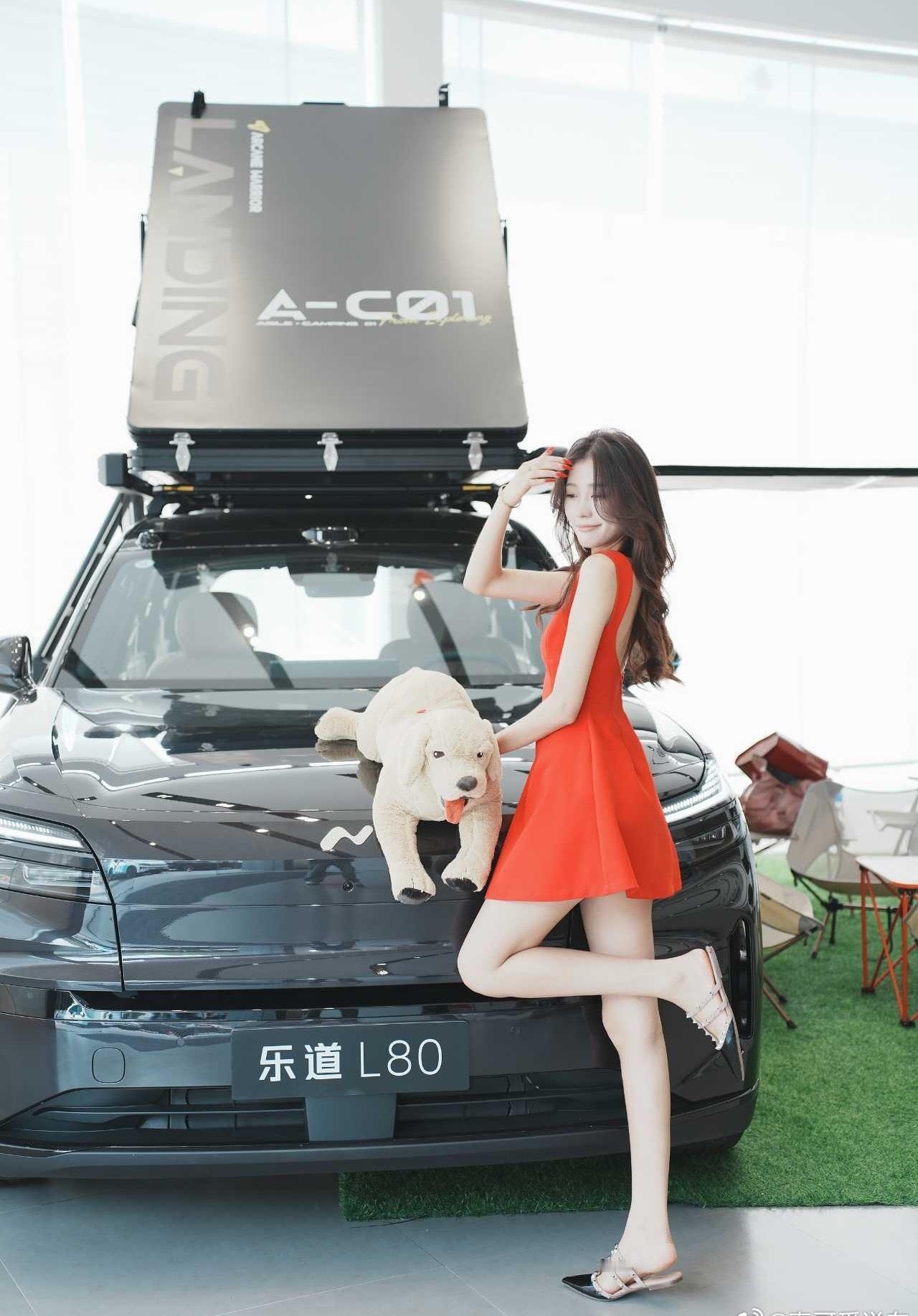 乐道L80的车顶帐篷也来了，大胆的告诉我，你们是看美女还是在看车 ​​​
