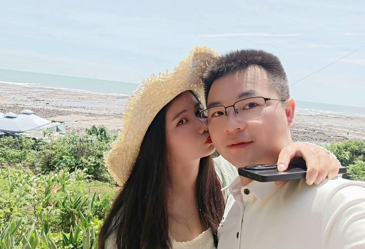 我老婆是我最大的捡漏，高考失利，去一所学校补考的时候同班同学，老婆的化学很棒，就