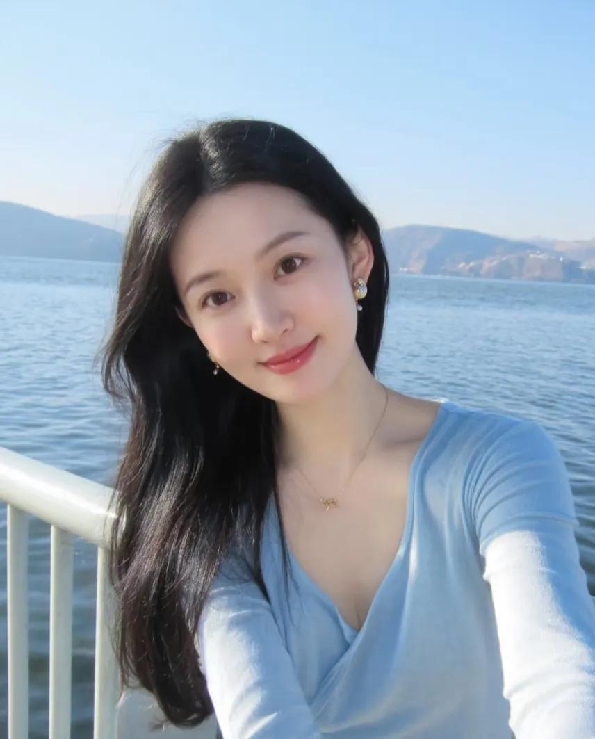 阳光下的湖畔，微笑的美好时光湖畔绿意盎然