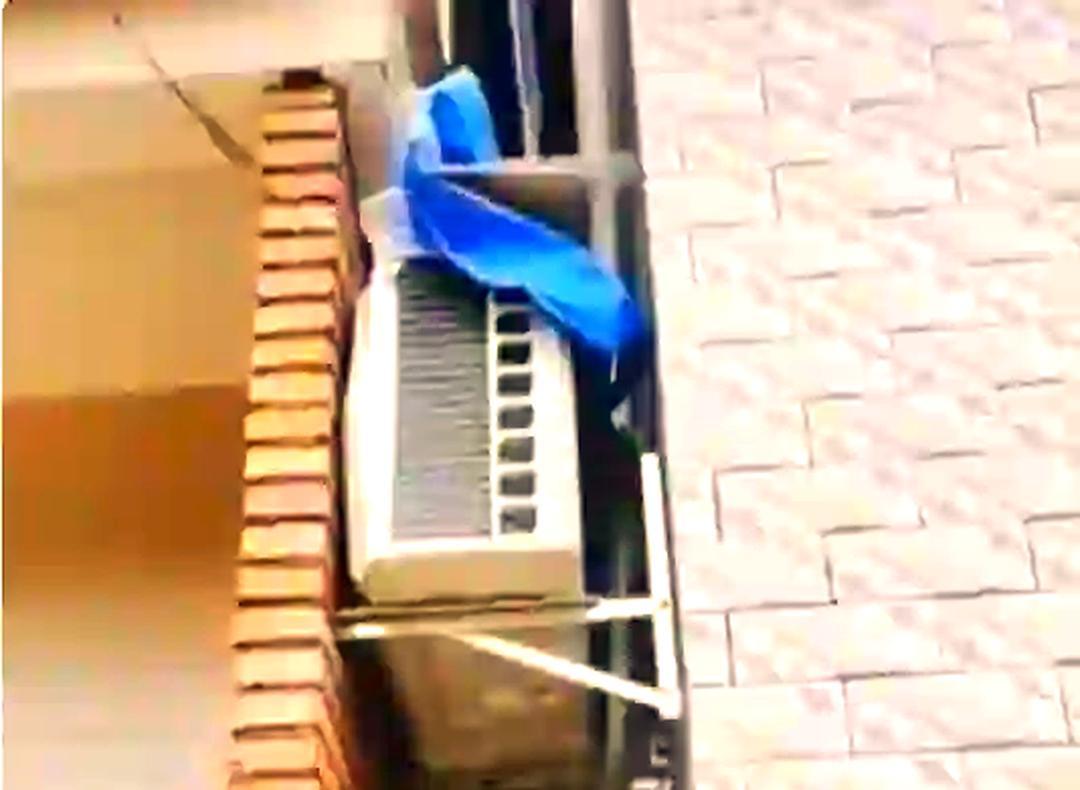 邻居。一家在墙外安了一个空调，后来另一家砌了一堵墙。因此，两家互不相让，开始闹意
