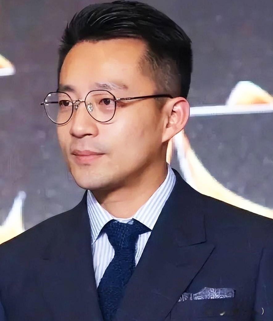 提起小菲，绕不开两个标签：兰姐的儿子、听老婆的男人，这辈子谁当他媳妇，他就听谁的