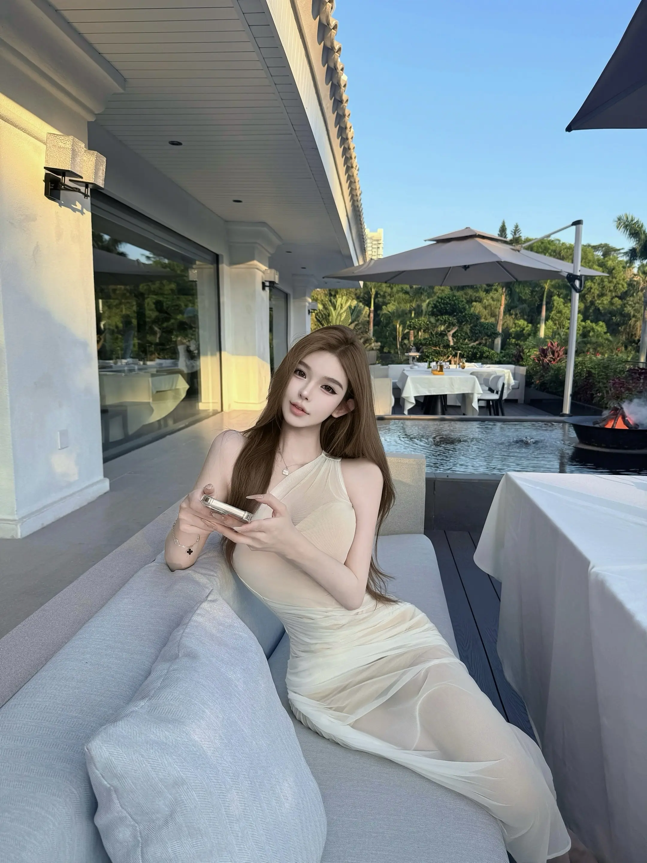 手机里聊天的那个是谁？手机拿过来我自己看