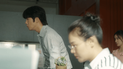 饶雨瓷借钱给好友反遭背刺  她的盛焰开播 这段剧情看得人太共情了😭！真心帮朋友