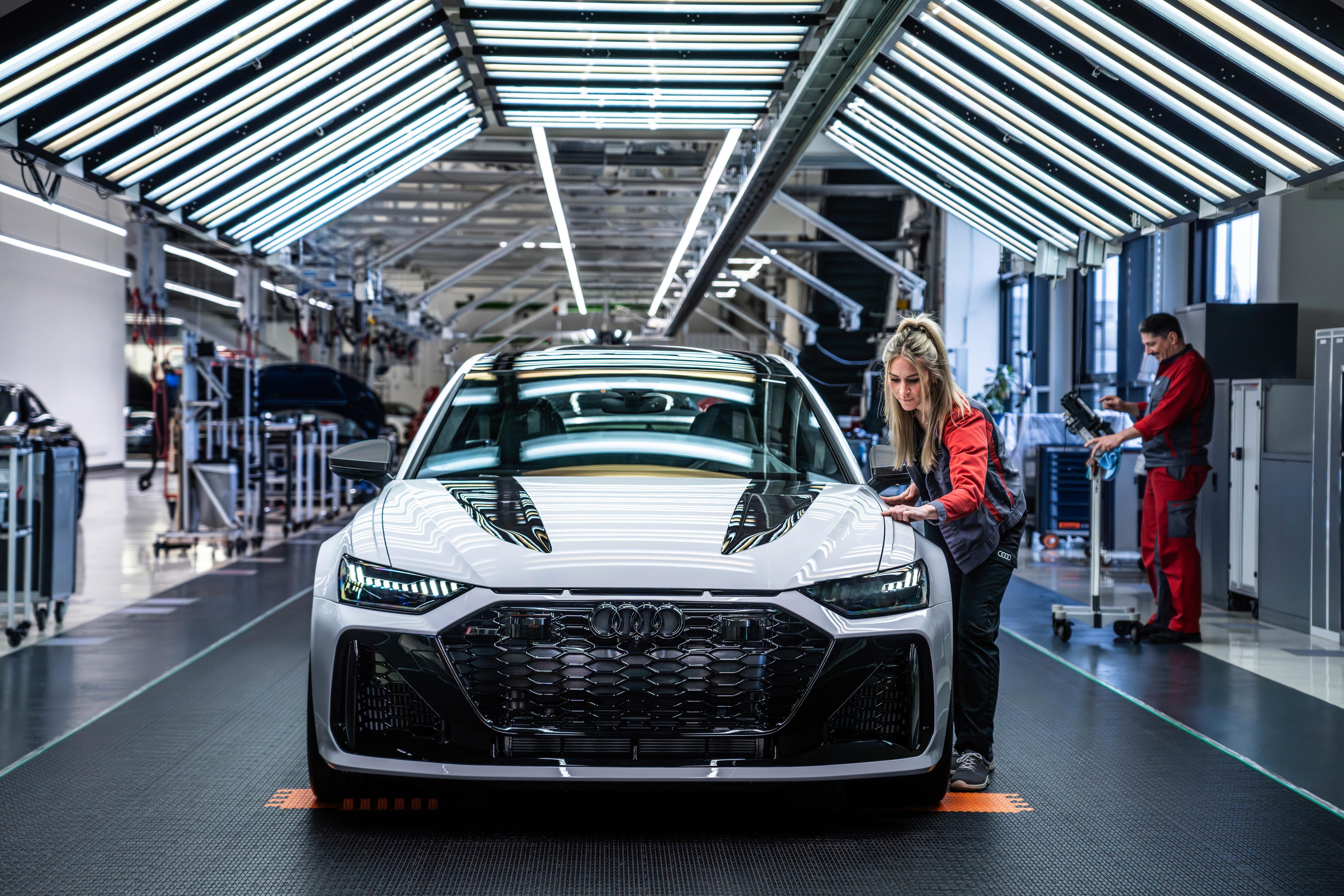 工厂里的奥迪RS 6 Avant GT 汽场全开