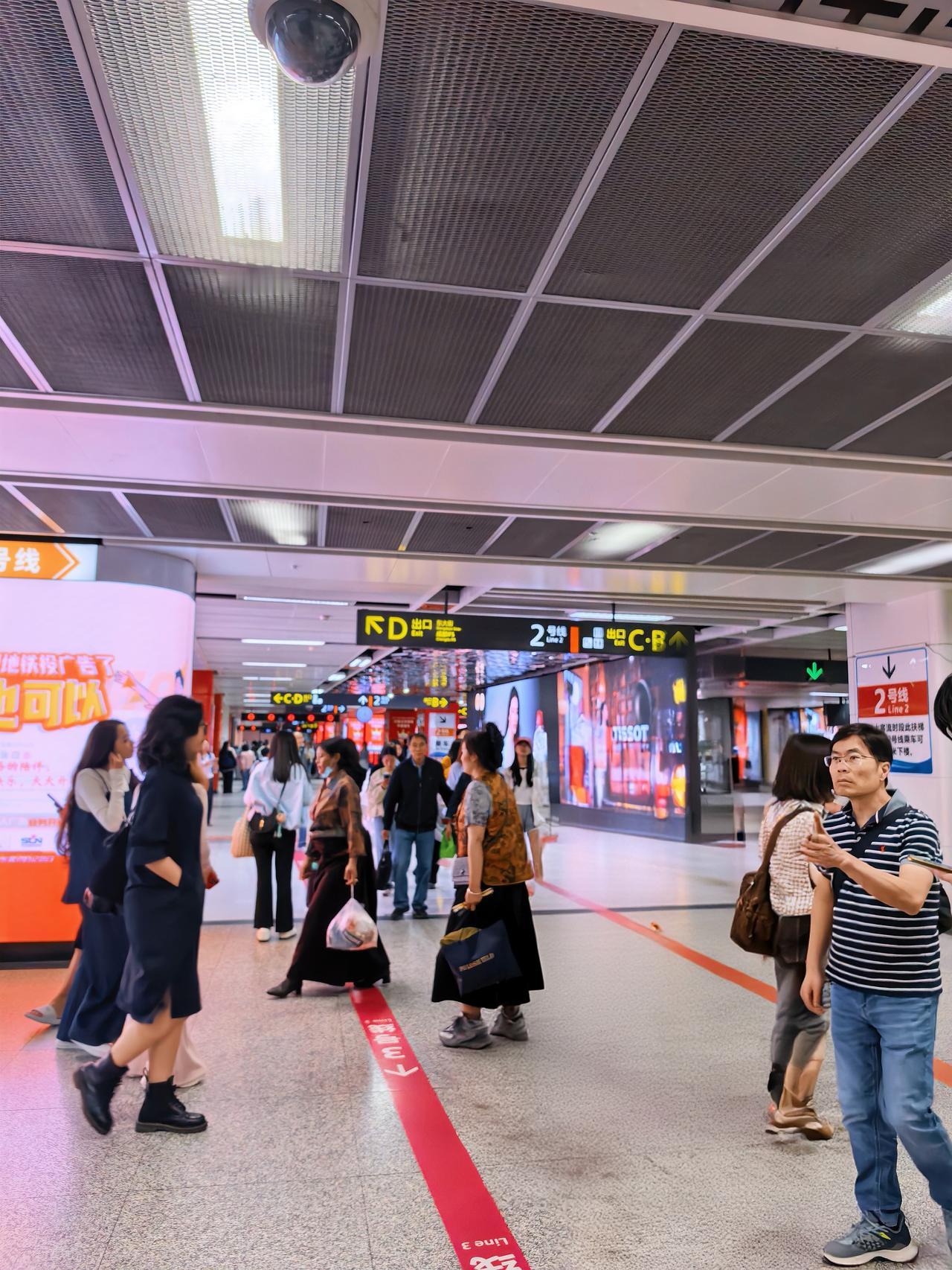感受成都5，8地铁，及2、3号交汇处的匆匆忙忙
图一图二，是5号和8号线
图三四