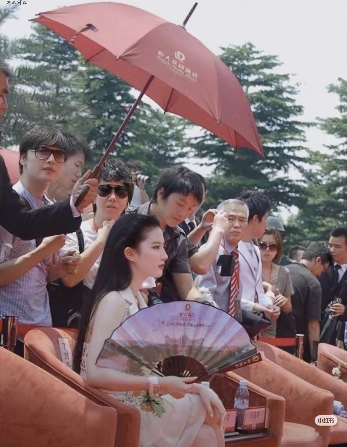 大美女还是要放在人群中