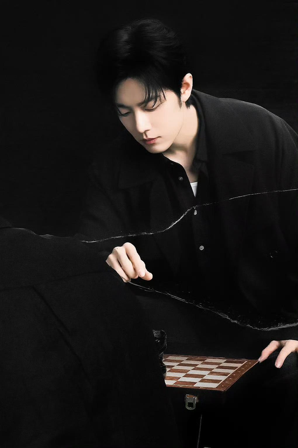 从书里到剧里，齐夏终于有了脸，是肖战，是那个能撑起终焉之地的男人。十日终焉开机肖