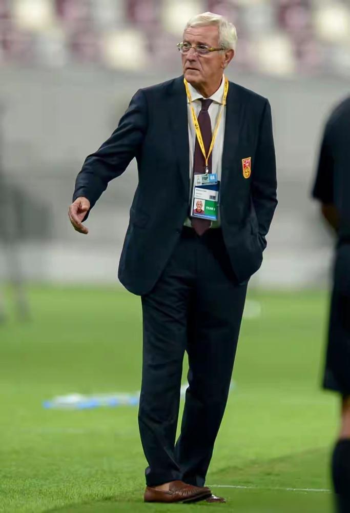 国足更衣室里，高洪波要的是绝对服从，里皮进门第一句话却是：都把头给我抬起来！