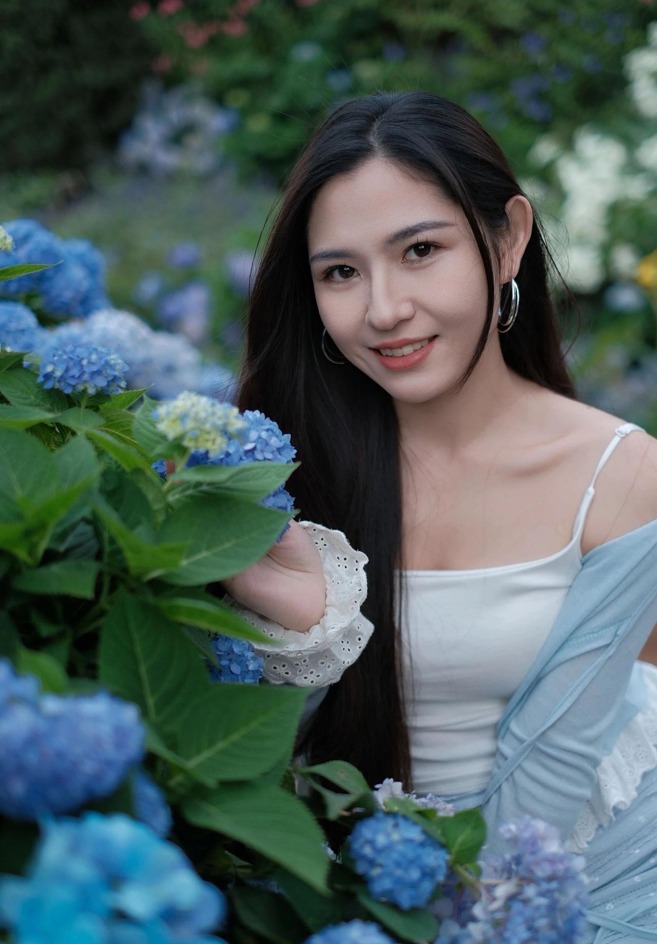 清晨的阳光洒在花园的每一个角落，露珠在花瓣上闪烁着晶莹的光芒。这里是一个远离尘嚣