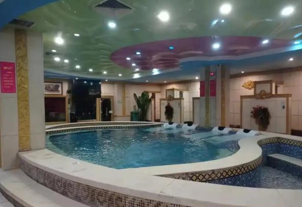 男子刻意翻墙闯入女浴室，多名赤裸女客被窥视，安保形同虚设。
 
浙江嘉兴一处洗浴