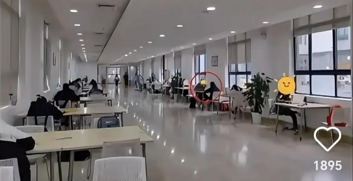 关于武大图书馆事件，这就是当天的监控截图。
图书馆里还有不少空座位，左边是四人座